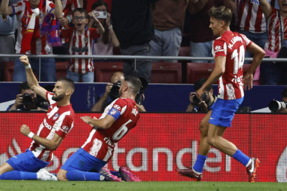 Carrasco le dio la victoria al Atlético de Madrid tras transformar un penalti cometido por Vallejo en la primera mitad del partido. RODRIGO JIMÉNEZ
