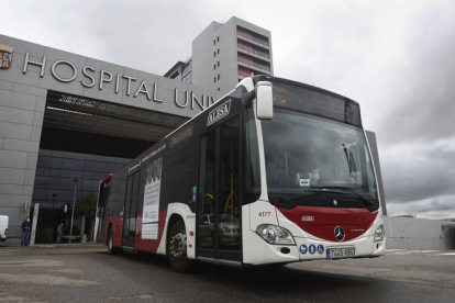 Coronavirus, reportaje sobre el transporte urbano de León, autobuses y taxis en el Hospital de León.
