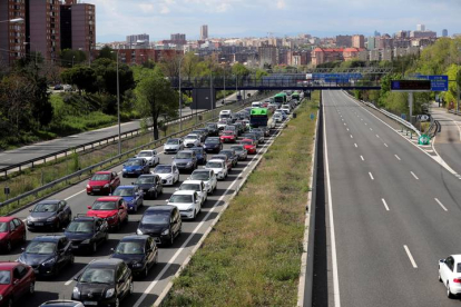 Vista de un atasco durante un control de tráfico en abril en Madrid. JUANJO MARTÍN