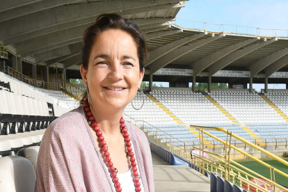 Natividad Alvarado ‘Natichu’, consejera delegada de la Cultural, en el estadio Reino de León. J. CASARES