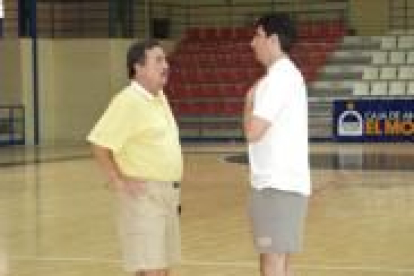 Muñoz (a la derecha) conversa con Juan de Dios Román, entrenador