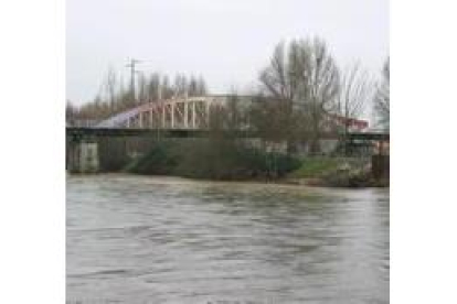Una imagen del río Tuerto a su paso por el puente de Requejo