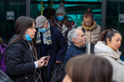 La mascarilla ya no es obligatoria en el transporte público. FERNANDO ALVARADO