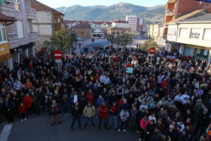 Concentración en La Robla en defensa del carbón, ayer por la tarde.