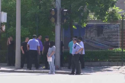 Policías ante la embajada de EEUU en Pekín.