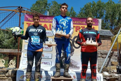 Medallas de TR3 con Jiménez, Rodríguez y Obregón. JUAN VICENTE RUBIO