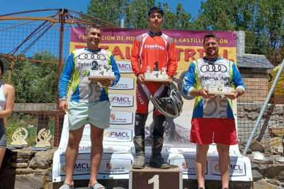 Bruno, en lo alto del podio junto a Canedo y Fernández. JUAN VICENTE RUBIO