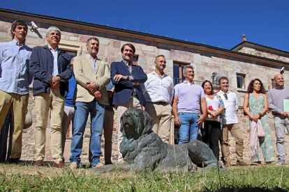 Suárez-Quiñones con alcaldes de Babia y representantes de las Reserva de la Biosfera. PEIO GARCÍA