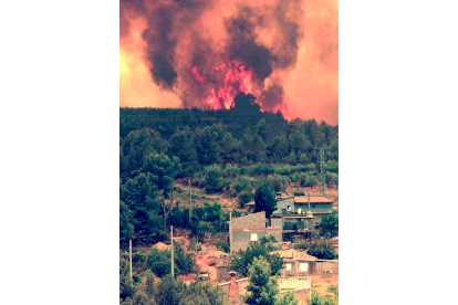 Las llamas se acercan a la localidad de Turis.