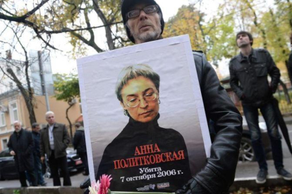 Un hombre sostiene una foto de Politkóvskaya en una concentración en su recuerdo el viernes en Moscú.