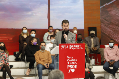 Luis Tudanca, en su intervención, ha estado arropado por Pedro Sánchez y Zapatero. MARCIANO PÉREZ