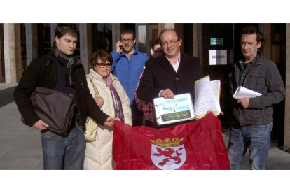 Los miembros del colectivo registraron ayer las firmas en la sede de la Junta en León.