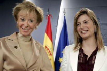 La vicepresidenta primera del Gobierno, María Teresa Fernández de la Vega, junto a Bibiana Aído