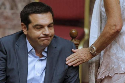 El primer ministro griego, Alexis Tsipras, en el transcurso de una maratoniana jornada en el Parlamento.