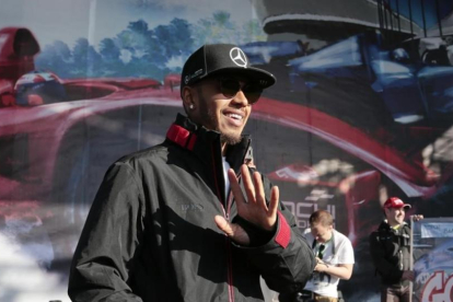 Lewis Hamilton saluda a la afición a su llegada al circuito de Sochi.
