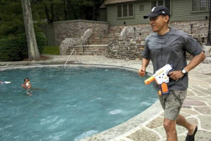 Obama juega con su hija Sasha en la fiesta de su décimo cumpleaños, en junio pasado. PETE SOUZA/ White House Photo Office