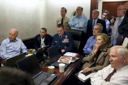 Obama, con el vicepresidente y el Equipo Nacional de Control de Seguridad, observando en directo la misión contra Osama bin Laden, en mayo pasado. PETE SOUZA/ White House Photo Office