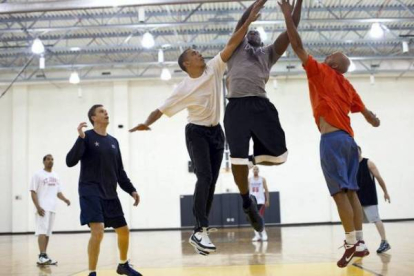 El presidente juega al baloncesto con Reggie Love, su exasistente personal, en Washington, en mayo del 2010. PETE SOUZA/ White House Photo Office