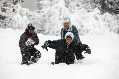 El presidente juega con sus hijas Sasha y Malia, tras una nevada, en el jardín de la Casa Blanca. PETE SOUZA/ White House Photo Office