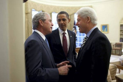 Obama, con los expresidentes George W. Bush y Bill Clinton, en enero del 2010. PETE SOUZA/ White House Photo Office