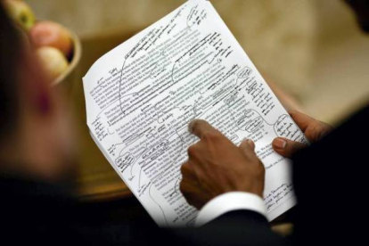 Obama trabaja en un discurso con Jon Favreau, la persona que le escribe los discursos, en el Despacho Oval, en septiembre del 2009. PETE SOUZA/ White House Photo Office