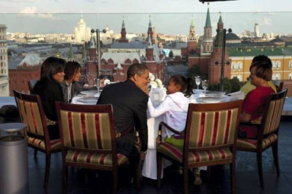 Obama cena con su familia en un restaurante de Moscú, en julio del 2009. PETE SOUZA / White House Photo Office