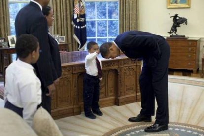 El hijo de un miembro de la Seguridad Nacional le cuenta a Obama que le acaban de hacer un corte de pelo igual al del presidente de EEUU. PETE SOUZA/ White House Photo Office