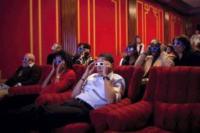 Michelle y Barack Obama miran un 3-D publicitario durante la 'Super Bowl' con familiares y amigos, el 1 de febero del 2009. PETE SOUZA/ White House Photo Office