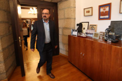 Marco Morala, camino de su despacho de alcalde, el primer día de su gestión en el Ayuntamiento de Ponferrada. ANA F. BARREDO