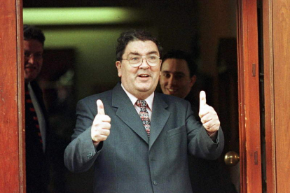 Hume celebra en 1998 la concesión del Nobel de la Paz por su labor en la paz en Irlanda. GERRY PENNY
