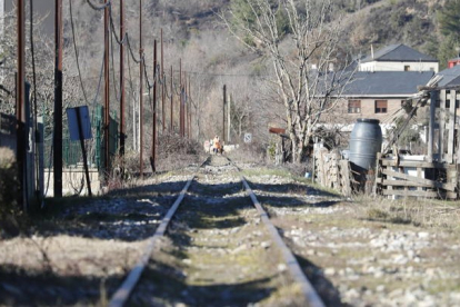 Imagen reciente de la vía férrea del Ponfeblino, entre Cubillos y Villablino. ANA F. BARREDO