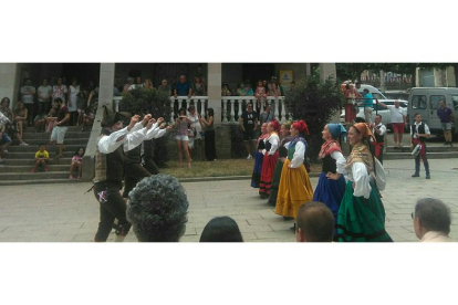 'Bailes regionales'. De María Ángeles de la Fuente Gómez. En León.