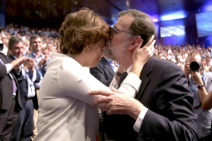 Rajoy se despide de Santamaría tras haber pronunciado su último discurso como presidente del PP, el viernes en el congreso del PP.