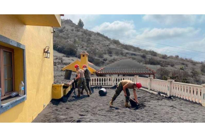 Efectivos del Ejército de Tierra retiran cenizas de tejados y azoteas en La Palma. UME