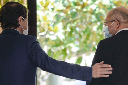 El presidente de la Junta, Fernández Mañueco, y el vicepresidente Igea ayer en un gesto de complicidad. NACHO GALLEGO