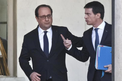Hollande (izquierda) y Valls hablan tras una reunión ministerial en el Elíseo, en París, el pasado 10 de febrero.