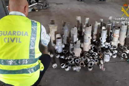 Imagen de parte de los objetos recuperados por la Guardia Civil. DL