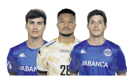 Gonzalo Pérez, Leandro Semedo y Jaime Fernández son los tres jugadores con mayor veteranía dentro de la plantilla del Abanca Ademar. MARCIANO PÉREZ