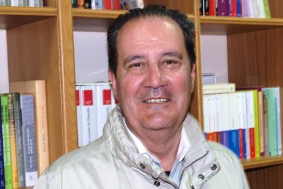 El profesor y escritor berciano César Cabezas.