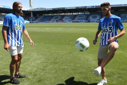 Gonzalo y Pastrana tocaron balón sobre el césped de El Toralín después de su presentación oficial en la sala de prensa. L. DE LA MATA