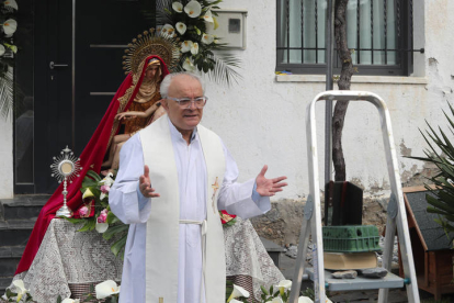 El cura de Cacabelos Jesus Alvarez reza una Ave Maria desde el patio de su casa en Quilós. LUIS DE LA MATA