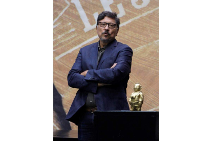 Conocido por su carrera de actor, Carlos Bardem es un prestigioso autor de calidad literaria. En la imagen, tras ganar el premio Dashiell Hammett ‘ex aequo’ con Nicolás Ferraro en la Semana Negra de Gijón.