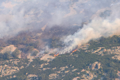 Las llamas devoran la vegetación en el valle de las Batuecas. J.M. GARCÍA