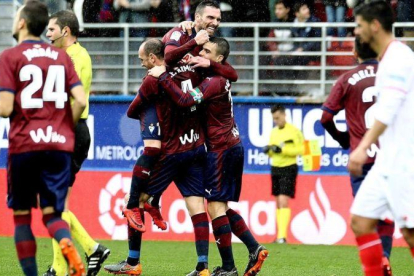 Los jugadores del Eibar celebran el gol marcado por Arbilla.