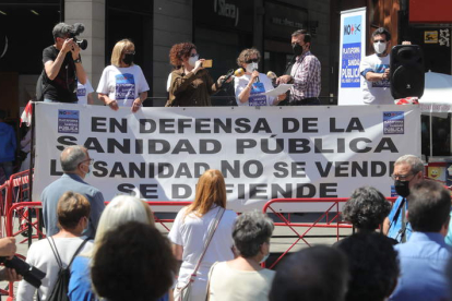 Imagen de la última concentración en defensa de la sanidad celebrada en Ponferrada. L. DE LA MATA