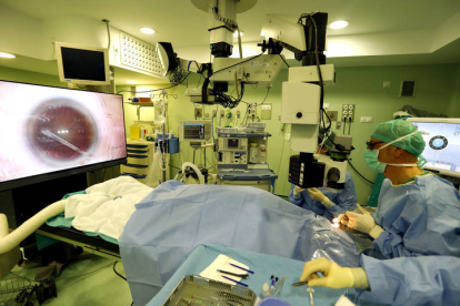 Operación con tecnología 4K del jefe de Oftalmología del Hospital de León. MARCIANO PÉREZ