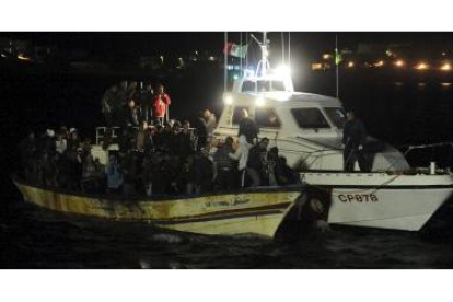 Un barco con inmigrantes arriba a la isla italiana de Lampedusa, durante la madrugada de hoy,