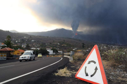 El volcán de La Palma emite 17.700 toneladas diarias de dióxido de azufre. ELVIRA URQUIJO