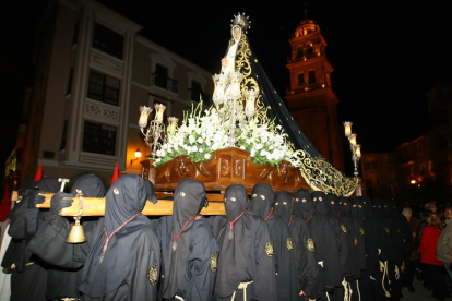 La procesión de La Soledad, en la imagen, es uno de los cinco actos para los que se ha solicitado la declaración.