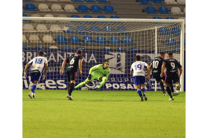 Caro detuvo un penalti ante el Tenerife y mantuvo la portería a cero por cuarta vez. L. DE LA MATA